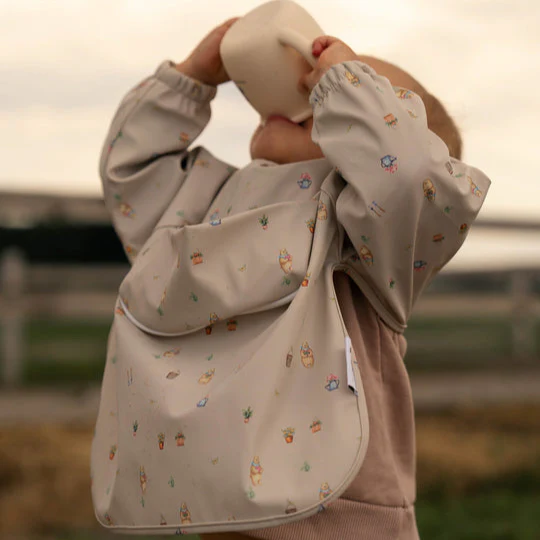Micasso & Co. - Bavoir à Manches Longues - Ourson jardineur ||Micasso & Co. - Long Sleeved Bib - Gardening bears - Boutique Bébé en Ligne : Soins, Jouets et Articles Maison Petit ours brun peluche 45 cm | peluche | jouéclub
