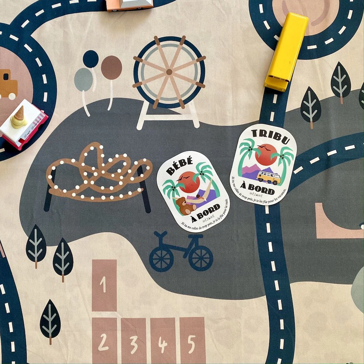 Sticker Tribu bord Boutique Maman Bébé Produits Essentiels Quotidien