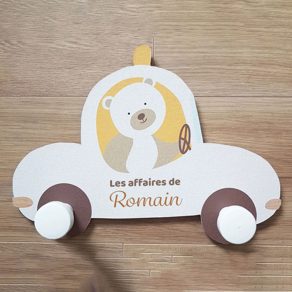 Porte manteau bébé voiture personnalisé – Petit ourson au volant - Boutique Bébé en Ligne : Soins, Jouets et Articles Maison Porte-clés Peluche ourson pilote avec costume et casquette (12cm)