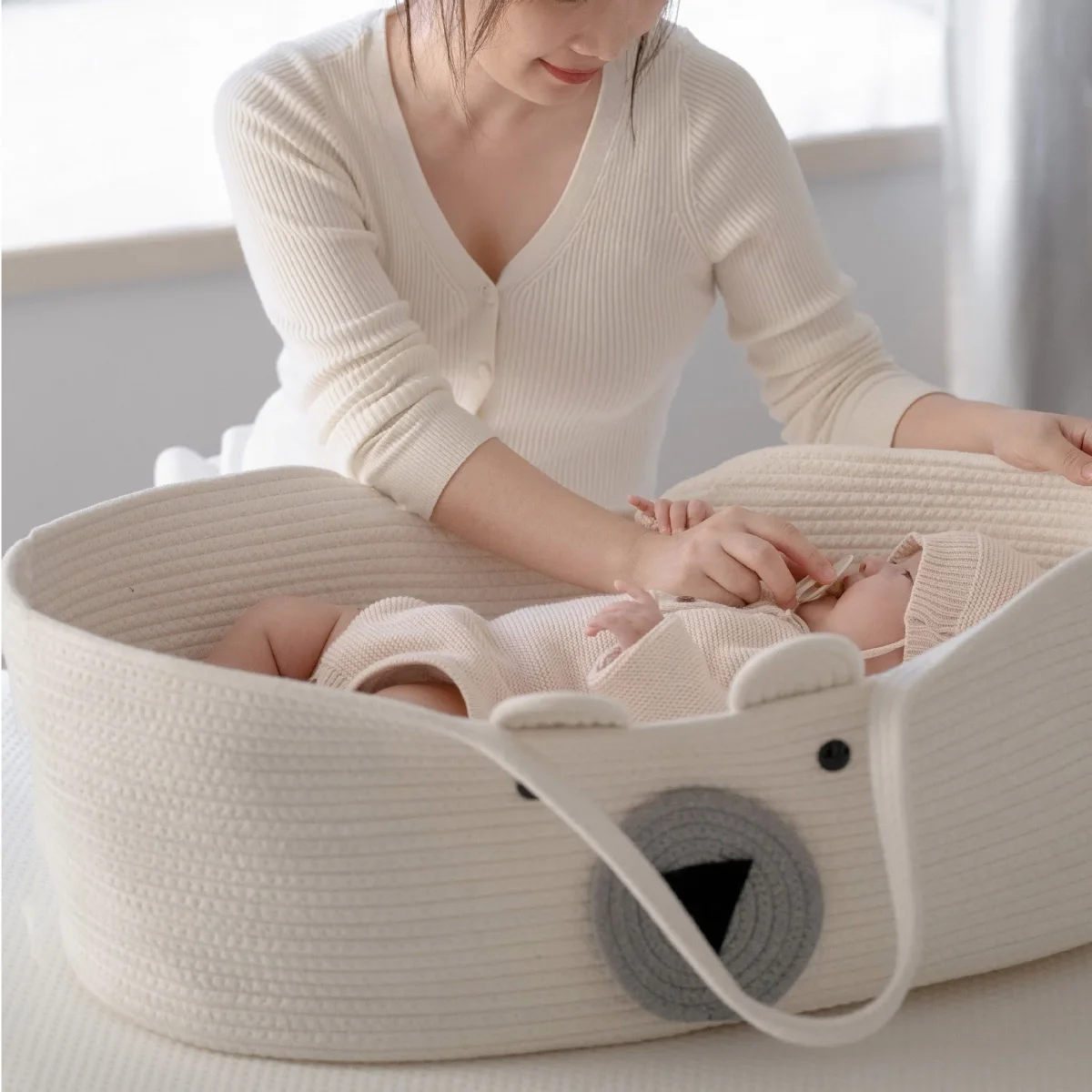 Couffin Bébé - Ours Polaire - Boutique Maman & Bébé – Produits Essentiels au Quotidien Trousseau de Naissance Ours - Studio Romeo x Joey Paris