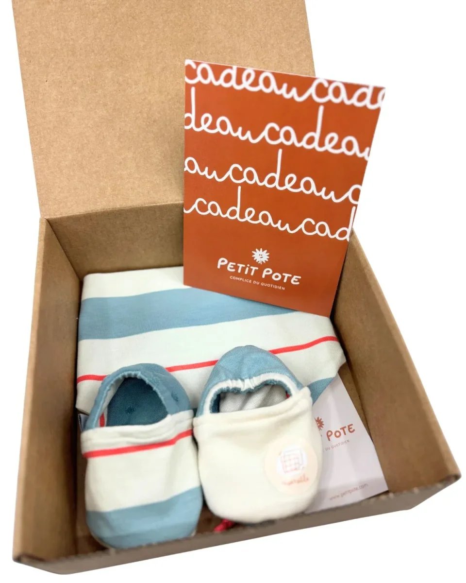 Coffret naissance Chaussons + Bavoir - Boutique Maman & Bébé – Produits Essentiels au Quotidien Chaussons bébé naissance - 3 mois en maille rose brodé Mamie d'Amour  fabriqué en Europe