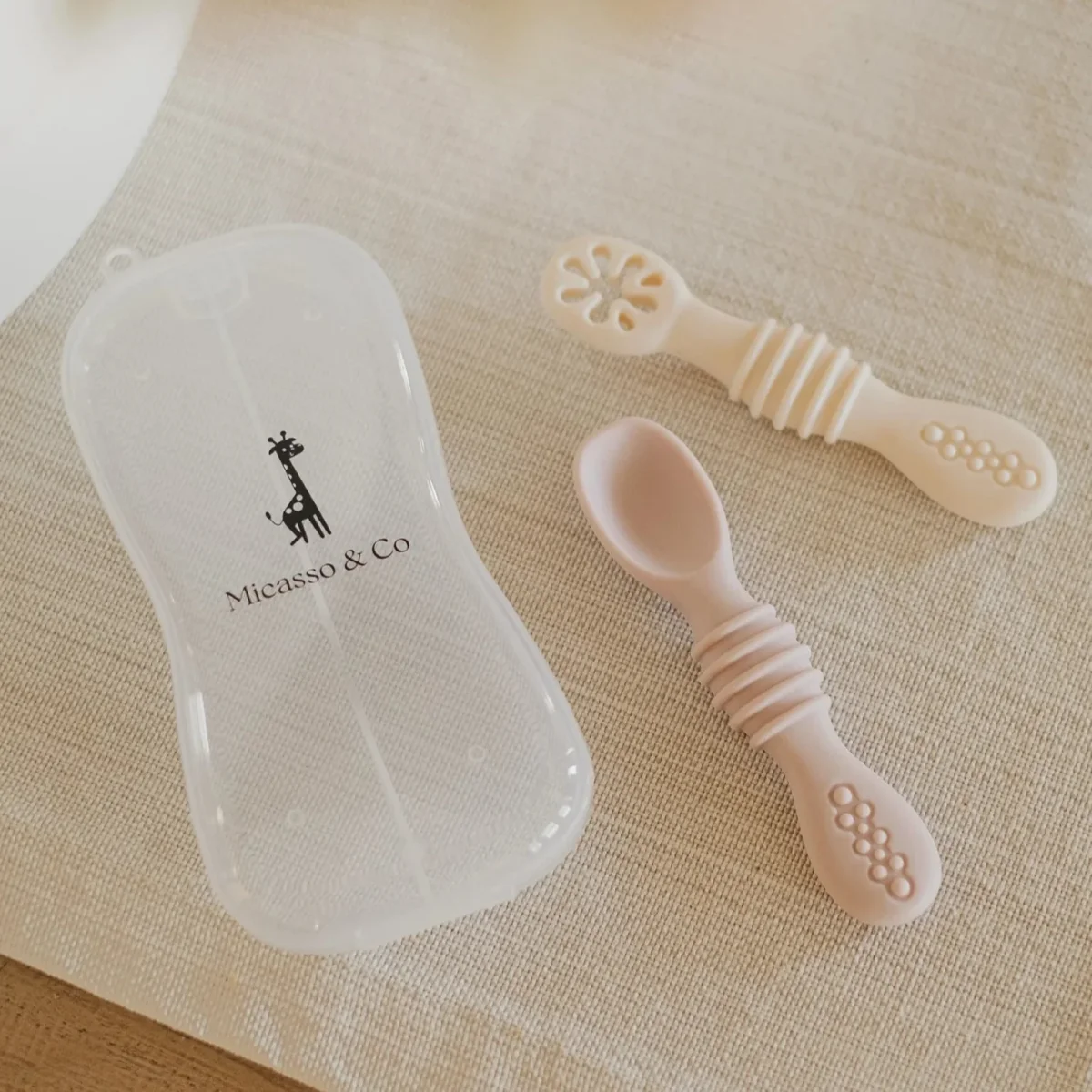 Micasso & Co. - Ensemble de Cuillères d' Apprentissage - Rose pâle et Blanc Crème||Micasso & Co. - 2 Learning Spoons - Light Pink and Creamy white - Boutique Bébé en Ligne : Soins, Jouets et Articles Maison - {'count': 6, 'name': 'Lot'}