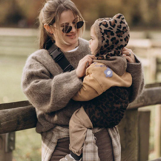 Écharpe de portage | Physiologique - Boutique Bébé en Ligne : Soins, Jouets et Articles Maison - {'count': 1, 'name': 'mains'}