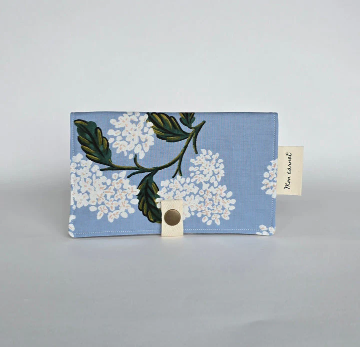 Sauge & Co. - Protège Carnet de Santé - Hydrangées Bleues||Sauge & Co. - Health Book Protector - Hydrangées Bleues - Boutique Bébé en Ligne : Soins, Jouets et Articles Maison - {'count': 1, 'name': 'jouets'}