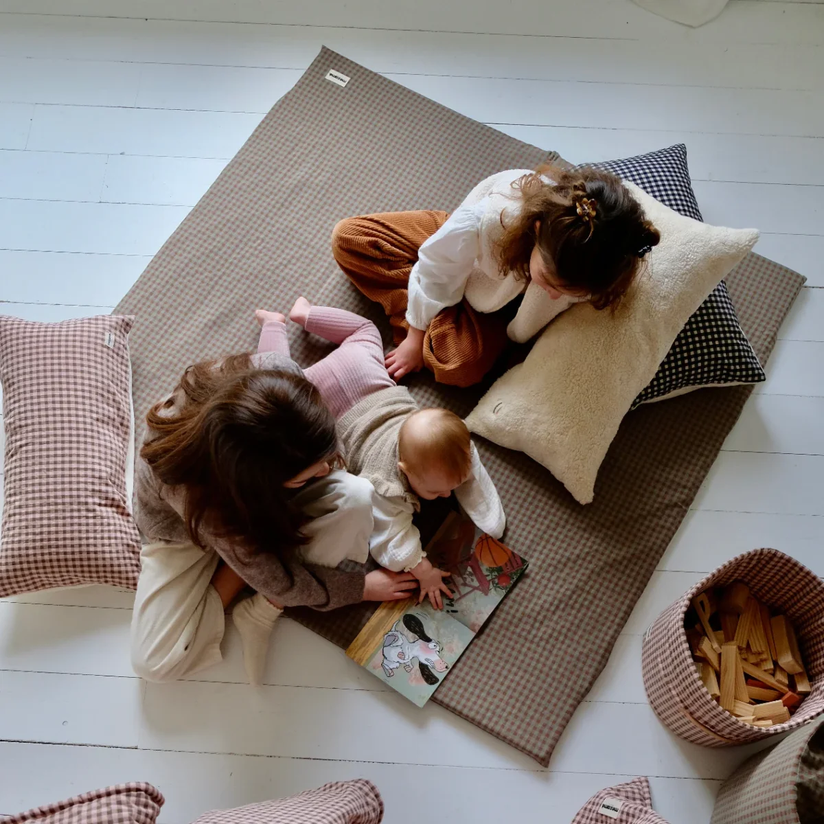 Tapis de vie Vichy Châtaigne - Boutique Maman & Bébé – Produits Essentiels au Quotidien Tapis d'Éveil en Coton Bio pour Bébé | Confort & Sécurité 🌱