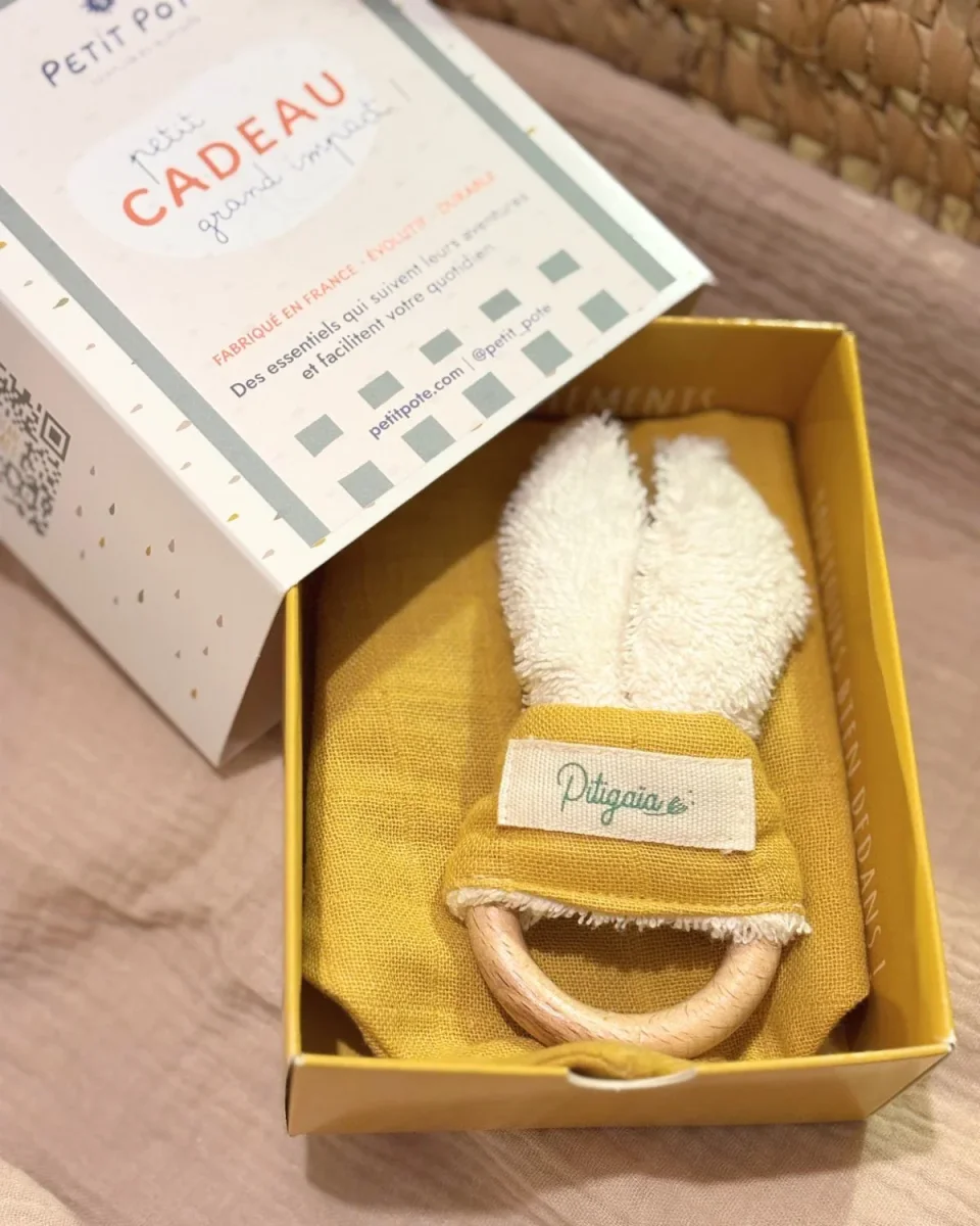 Box petit naissance Bavoir Hochet - Coton bio - Boutique Maman & Bébé – Produits Essentiels au Quotidien