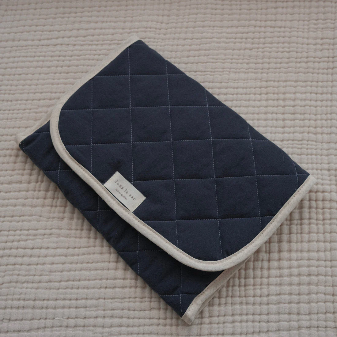 Dans le Sac - Tapis à Langer - Marine||Dans le Sac - Change Pad - Navy - Boutique Bébé en Ligne : Soins, Jouets et Articles Maison Sac de transport Foundations SnugFresh | Sacs de voyage de célébrités —  Goldtex