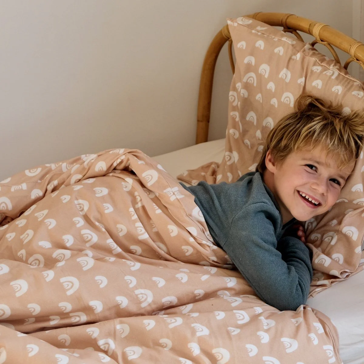 Parure de lit Arc en Pêche - Boutique Maman & Bébé – Produits Essentiels au Quotidien Parure de lit pour enfants sur le thème de la pêche sur le lac – Parure de
