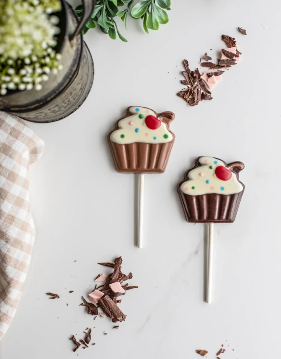 Sucette cupcake - Chocolat au lait - Choco Chocolat - Boutique Maman & Bébé – Produits Essentiels au Quotidien Sucettes au chocolat artisanales - Epicerie Sucrée I Le Comptoir de Mathilde
