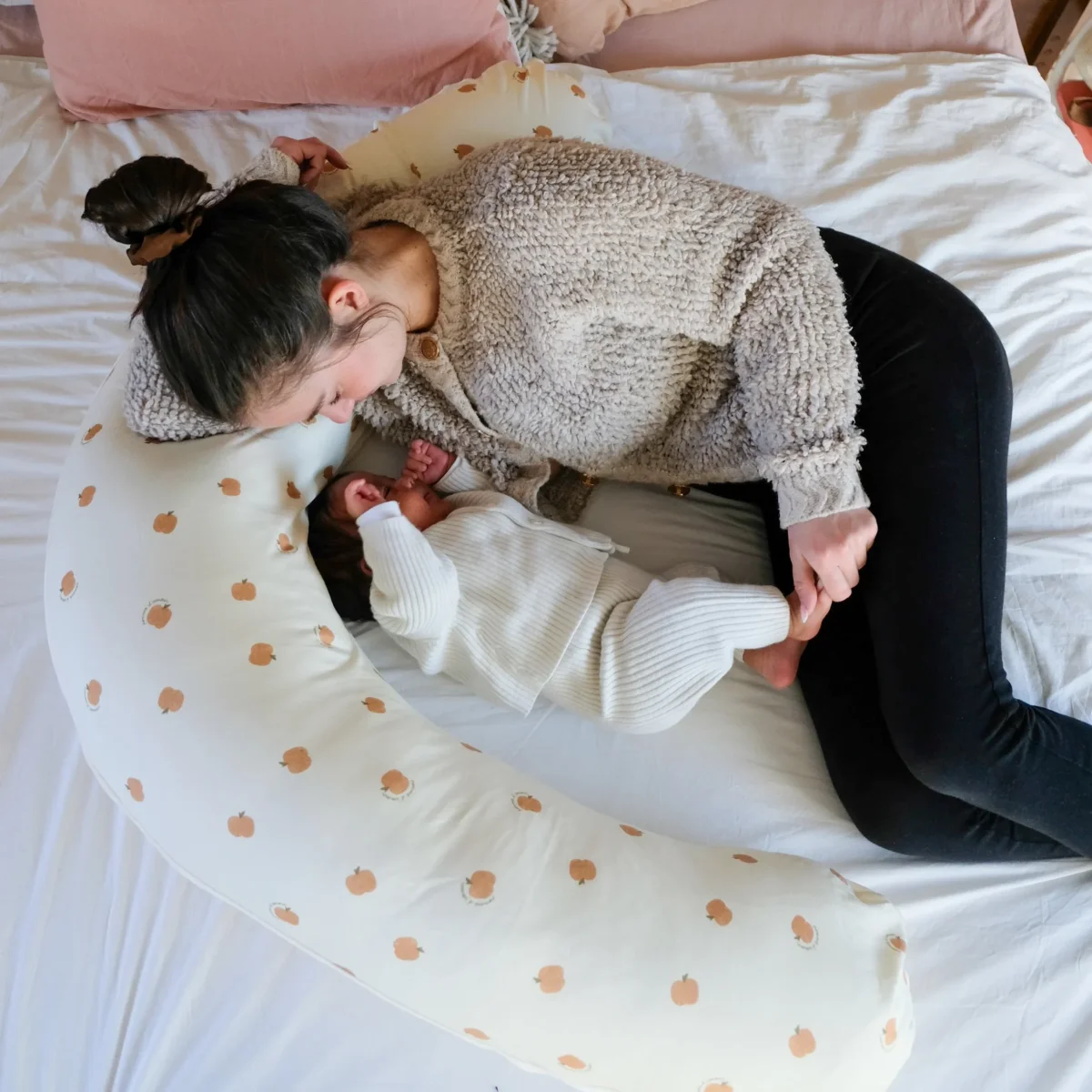 Coussin d'Allaitement Pomme d'Amour - Boutique Maman & Best Bébé – Produits Essentiels au Quotidien