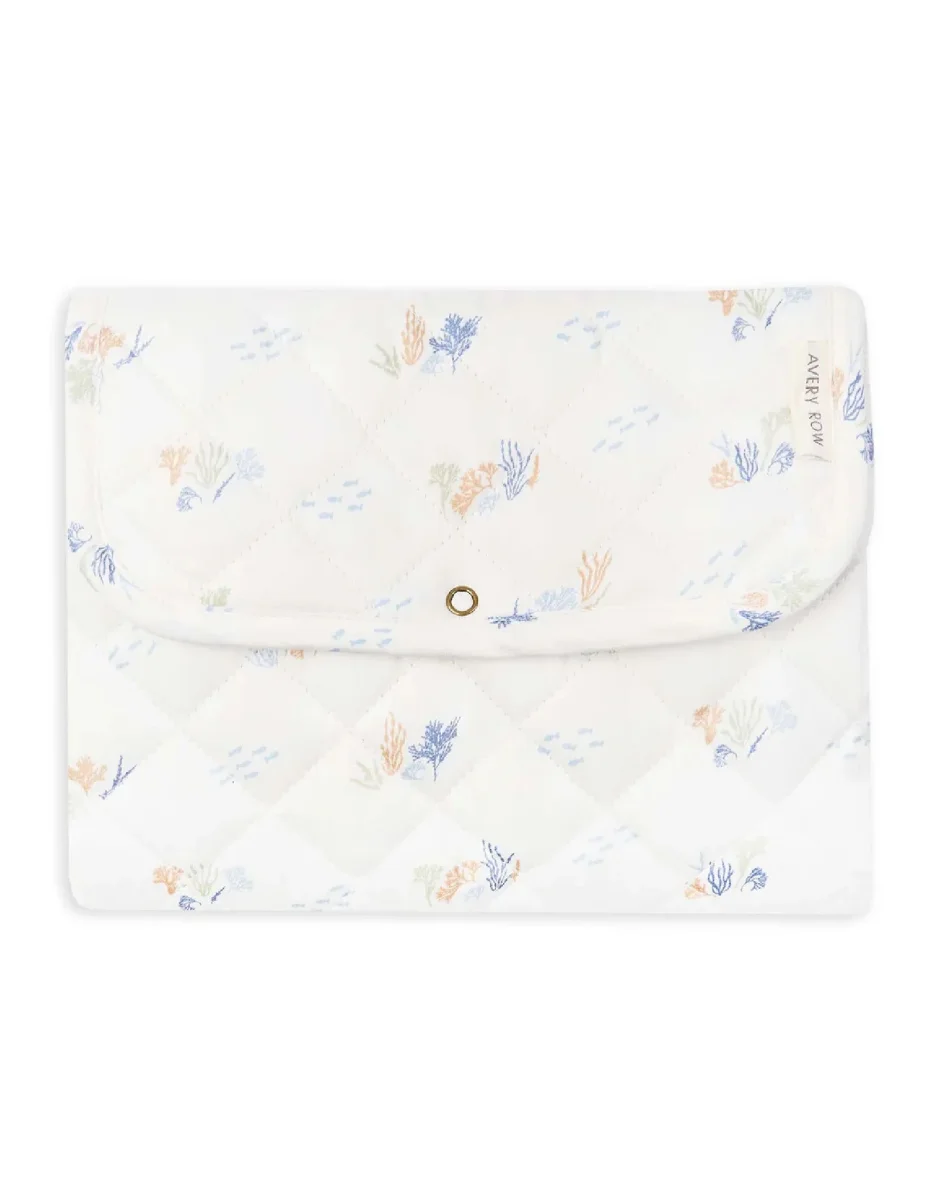 Matelas à langer de voyage - Coastline - Les coraux - Avery Row corail - Boutique Maman & Bébé – Produits Essentiels au Quotidien