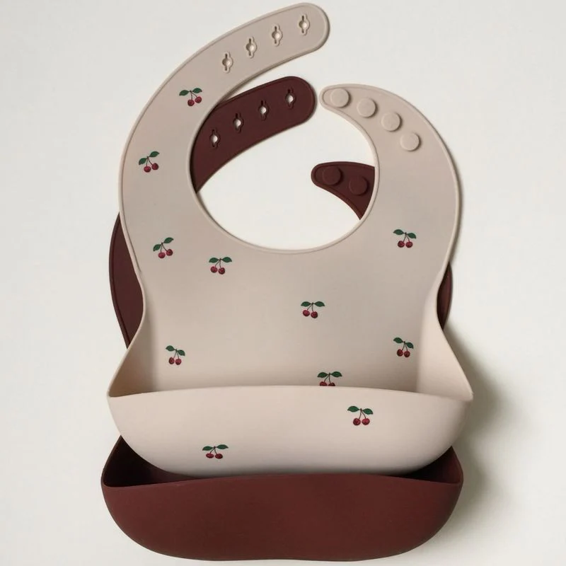 Konges Slojd - Ensemble 2 Bavoirs Silicone - Cerise et Mocca||Konges Slojd - 2 Pack Baby Bib Silicone - Cherry and Mocca - Boutique Bébé en Ligne : Soins, Jouets et Articles Maison Lot de 7 bavoirs naissance Semainier