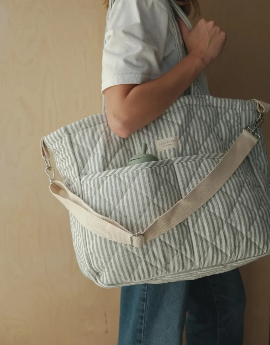 Sac à couche - Rayé sauge - Dans le sac - Boutique Maman & Bébé – Produits Essentiels au Quotidien - sac fourre sac couche amp bébé produit