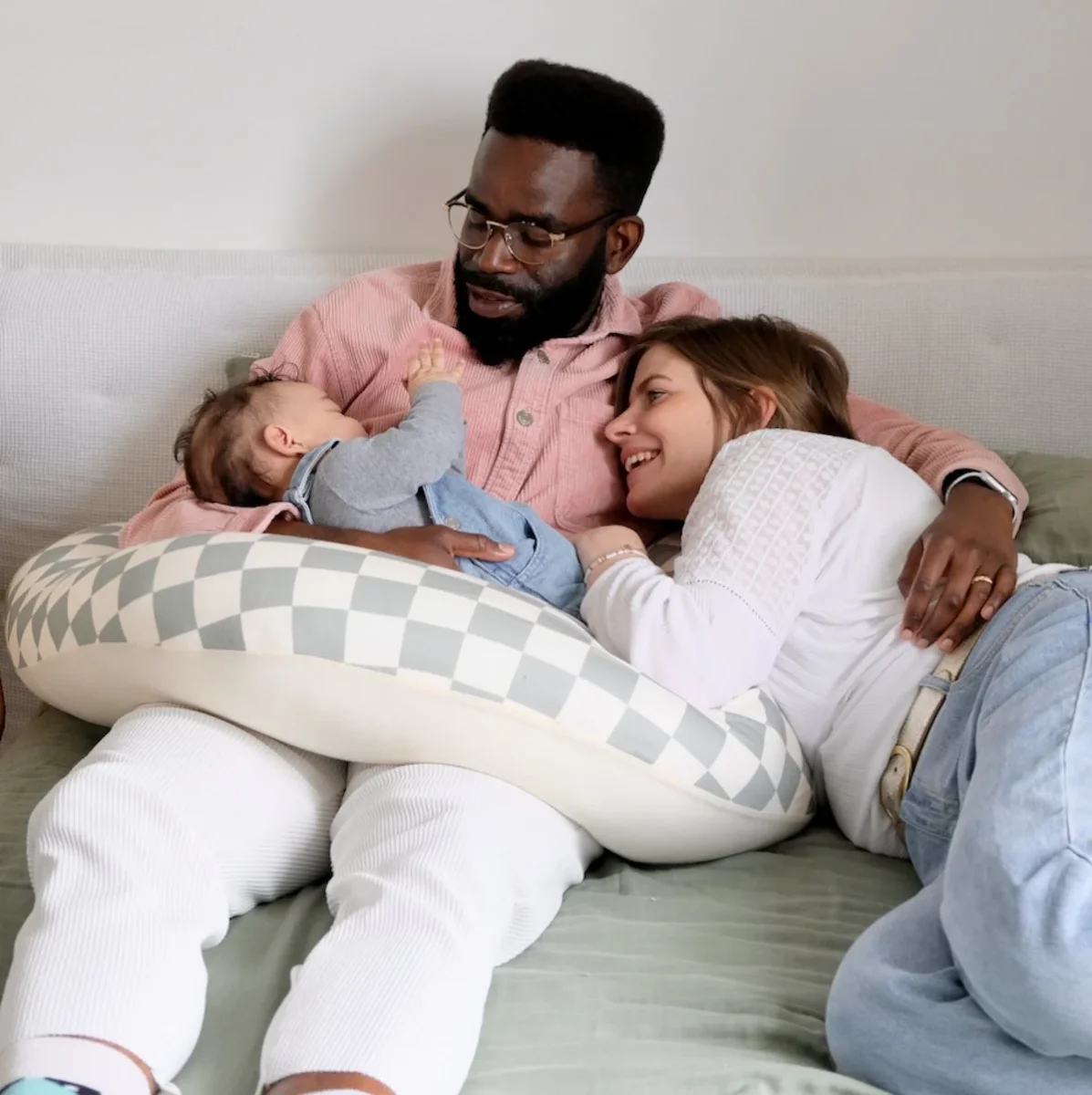 Coussin d'Allaitement Damier Céladon - Boutique Maman & Bébé – Produits Essentiels au Quotidien - {'count': 1, 'name': 'Compléments'}