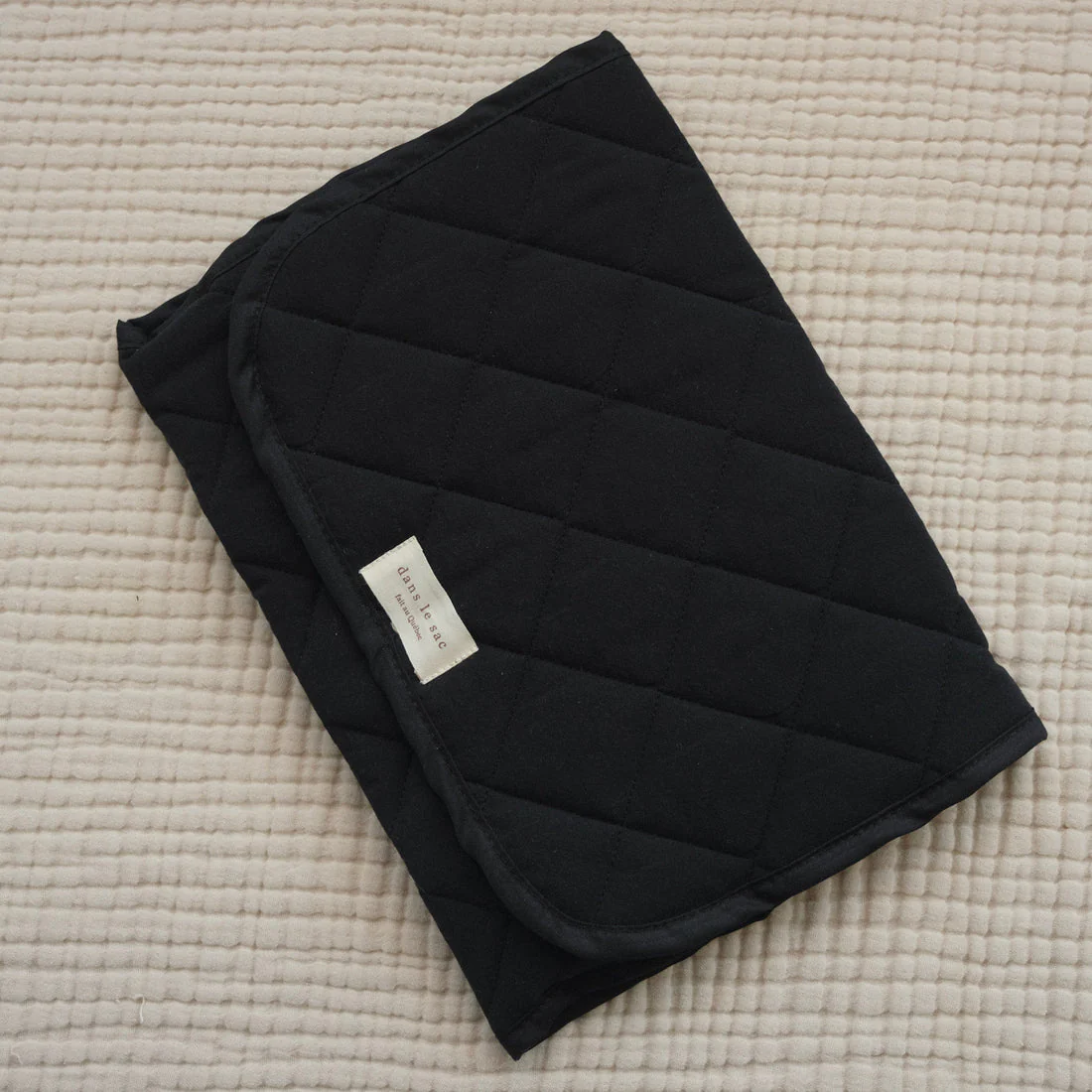 Dans le Sac - Tapis à Langer - Noir||Dans le Sac - Change Pad - Black - Boutique Bébé en Ligne : Soins, Jouets et Articles Maison Grand sac à jouet / tapis de jeu 2 en 1 - rayures marron de Play & go sur  allobébé