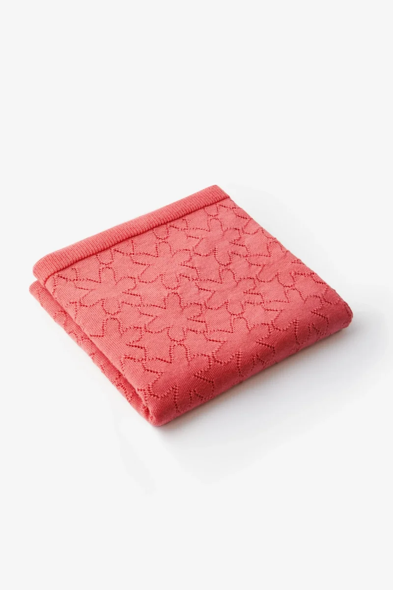 COUVERTURE EN LAINE MERINOS AJOURÉE FLEURS - Boutique Maman & Bébé – Produits Essentiels au Quotidien Couverture bébé en laine merinos Disana - Soft pink - Lilinappy