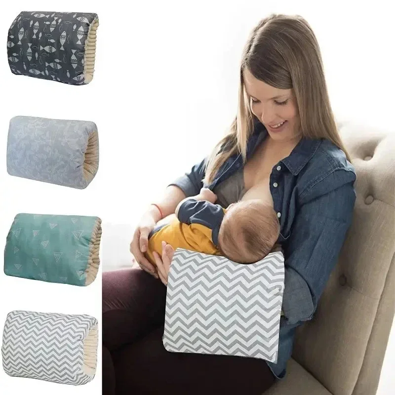 Coussin oreiller de bras pour l’allaitement de bébé - Édition Limitée – L’Art de la Table Française en Promotion ! LE PORTAGE « C'est un bébé à bras » « Tu le portes trop, il va s'habituer »  « Il faut couper le cordon » Toi qui portes ton enfant, ou qui