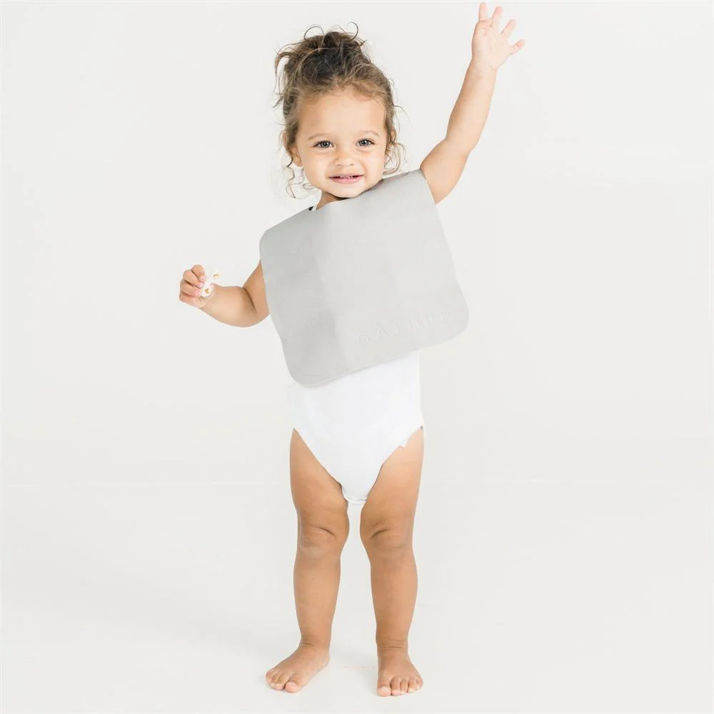 Gathre - Bavoir en Cuir Végan - Pewter||Gathre - Bonded Leather Bib - Pewter - Boutique Bébé en Ligne : Soins, Jouets et Articles Maison - {'count': 1, 'name': 'entretien'}