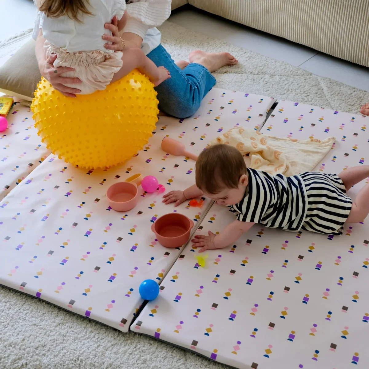 Tapis de vie King Size Waterproof Gommettes - Boutique Maman & Bébé – Produits Essentiels au Quotidien Tapis de sol / fond de parc matelassé TREK - multicolore, Linge de maison  et décoration