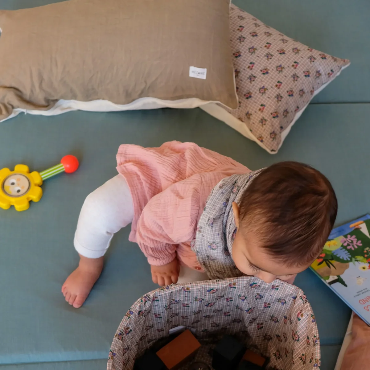 Coussin +One Olive - Boutique Maman APEROP & Bébé – Produits Essentiels au Quotidien
