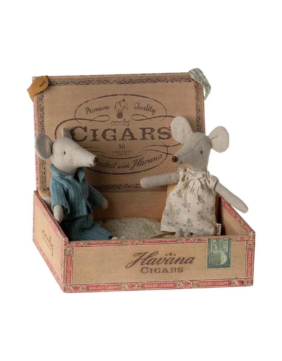 Maman et papa souris dans une boite à cigare - Maileg - Boutique Maman & Bébé – Produits Essentiels au Quotidien Box Maman & Moi — Soins Naturels Post-Partum Pour Maman & Bébé – Maman&Moi