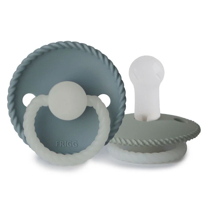 Frigg tétine Taille 2 Corde Pierre de Nuit Bleu/Sage Silicone 2-Pack - E-shop mondial – Produits durables, modernes et accessibles partout Bibs Colour Night | Tétines phosphorescentes | A retrouver ici