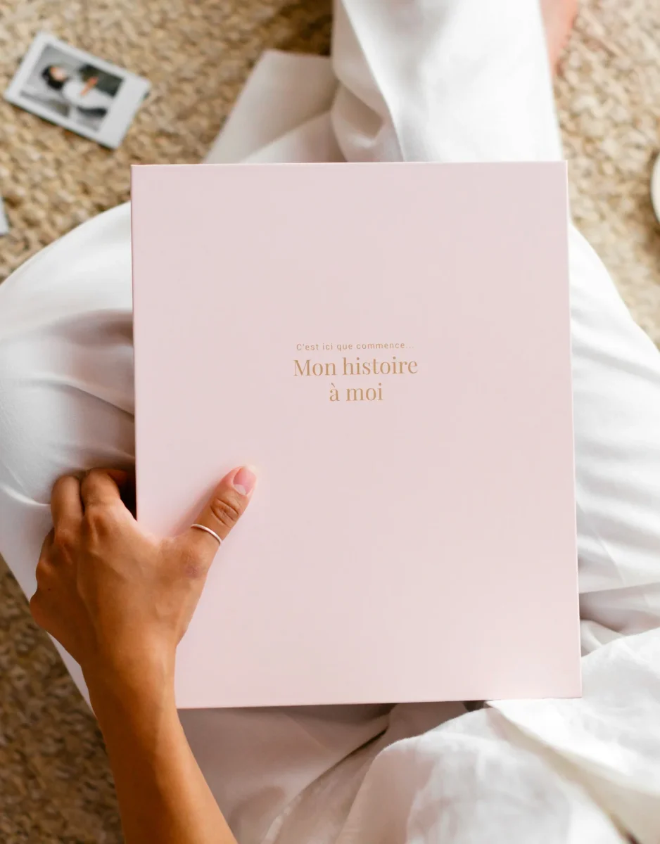 Livre de bébé - Rose - Le petit tableau noir - Boutique Maman & Bébé – Produits Essentiels au Quotidien Livre personnalisable - Ta première année de A à Z