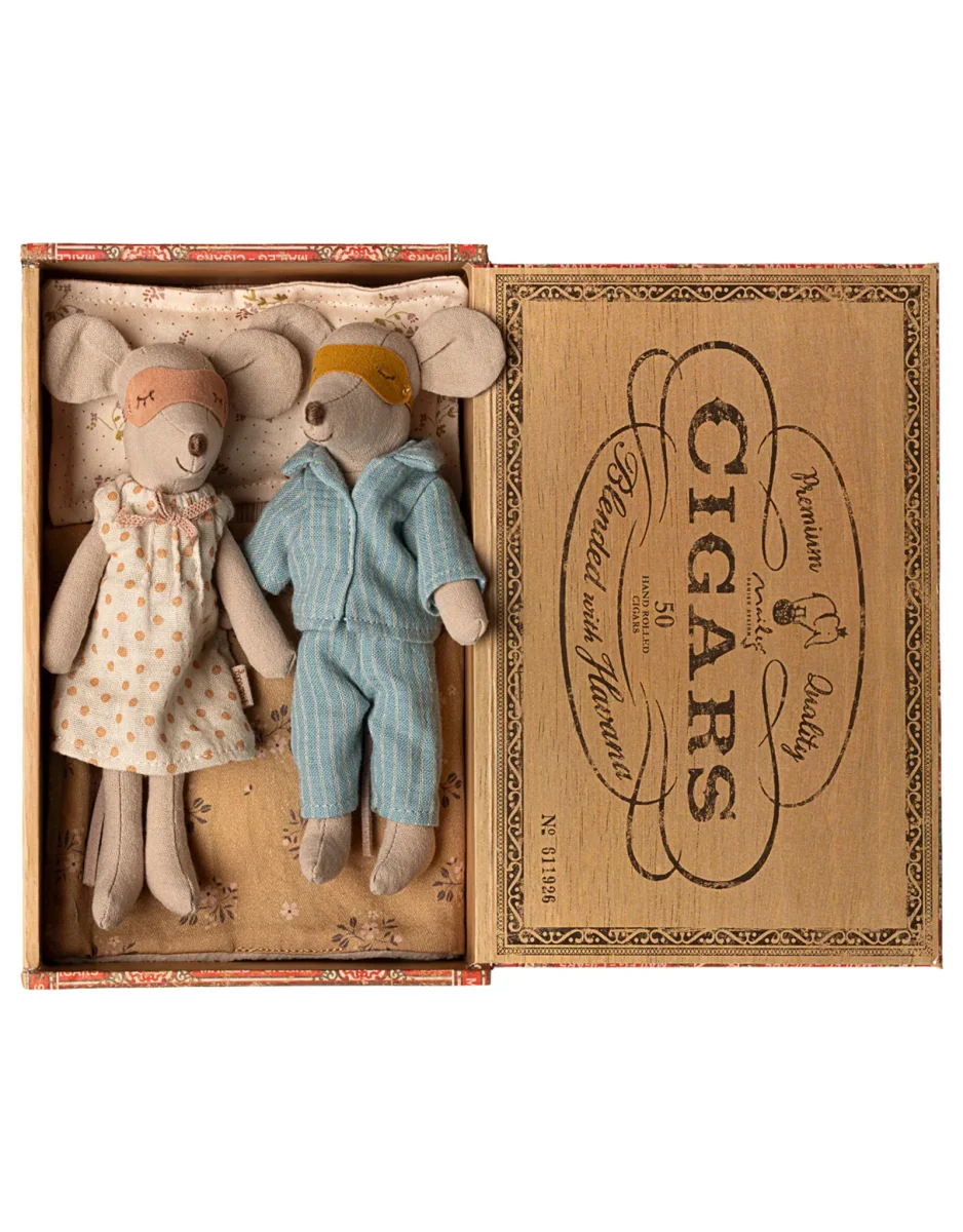 Papa et juin maman souris dans une boîte à cigare - Robe à pois - Maileg - Boutique Maman & Bébé – Produits Essentiels au Quotidien