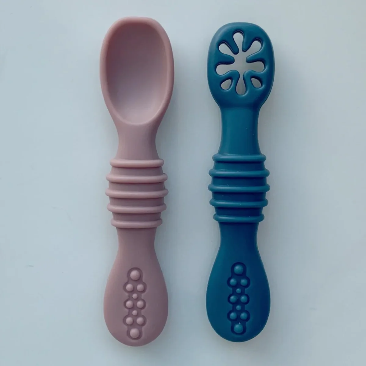 Micasso & Co. - Ensemble de Cuillères d'Apprentissage - Vieux Rose et Bleu Nuit||Micasso & Co. - 2 Learning Spoons - Vintage Pink and Night Blue - Boutique Bébé en Ligne : Soins, Jouets et Articles Maison - {'count': 1, 'name': 'silicone'}
