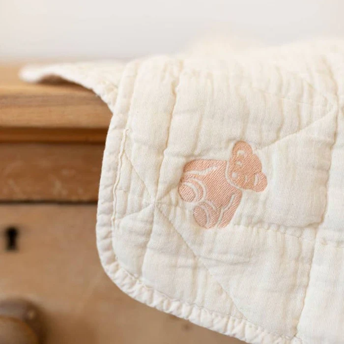 New Grain - Attache-Suce Lovie Matelassée - Ourson Brun||New Grain - Quilted Lovie - Brown Teddy - Boutique Bébé en Ligne : Soins, Jouets et Articles Maison Book Nook - Oishii Kyoto – Nookette