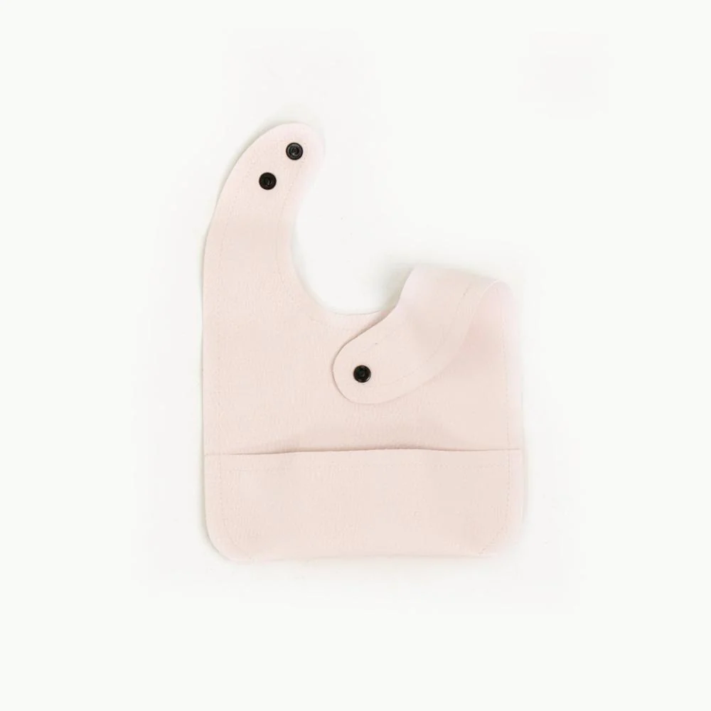 Gathre - Bavoir en Cuir Végan - Chiffon||Gathre - Bonded Leather Bib - Chiffon - Boutique Bébé en Ligne : Soins, Jouets et Articles Maison - {'count': 2, 'name': 'Peluche'}