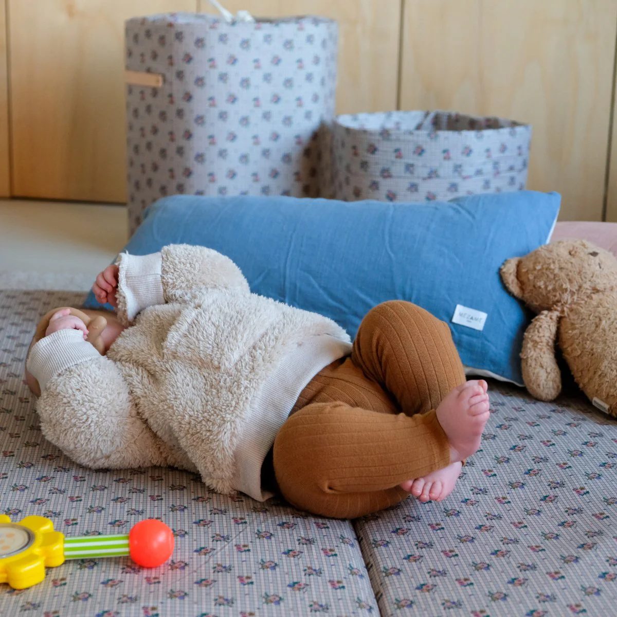 Coussin +One Denim - Découvrez Boutique Maman & Bébé – Produits Essentiels au Quotidien