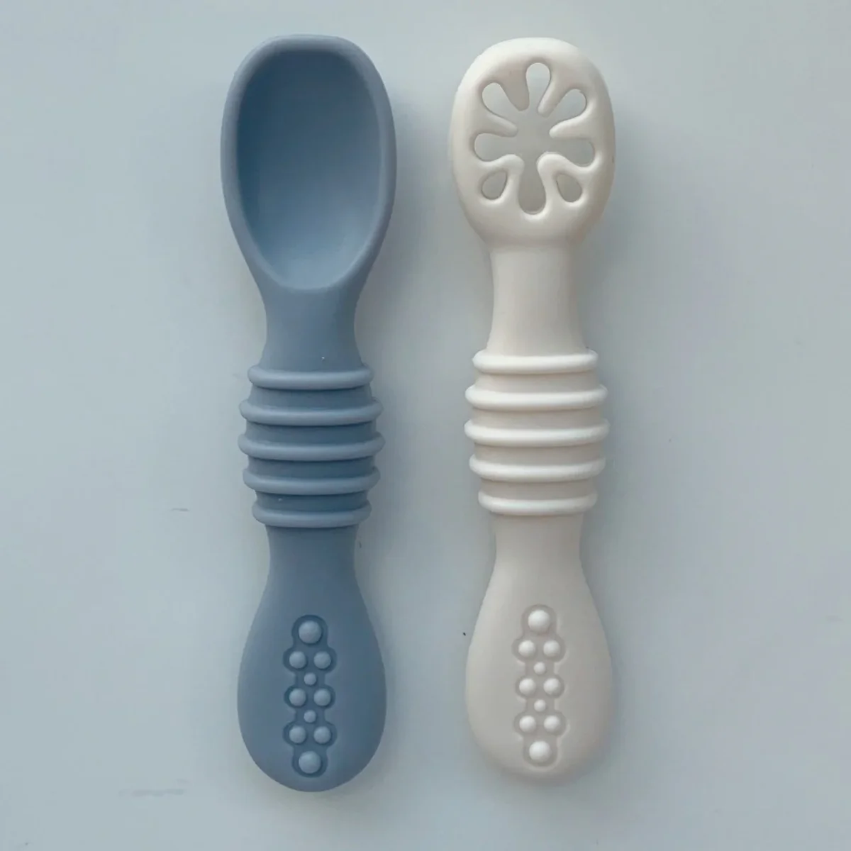 Micasso & Co. - Ensemble de Cuillères d'Apprentissage - Bleu Océan et Blanc Crème||Micasso & Co. - 2 Learning Spoons - Ocean Blue and Cream - Boutique Bébé en Ligne : Soins, Jouets et Articles Maison - {'count': 1, 'name': 'HOPTOYS'}