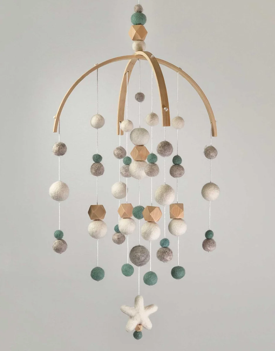 Mobile Kylie sauge Creations Coco Boutique Maman Bébé Produits Essentiels Quotidien