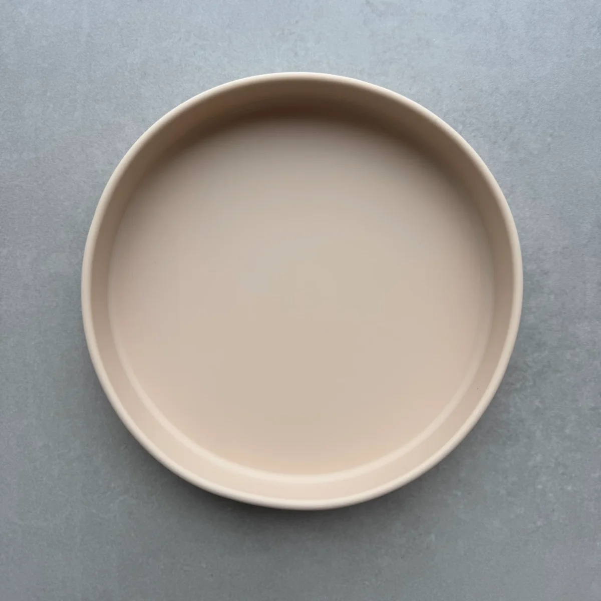 Micasso & Co. - Assiette en jeux Silicone - Sable || Micasso & Co. - Silicone Plate - Sand - Boutique Bébé en Ligne : Soins, Jouets et Articles Maison